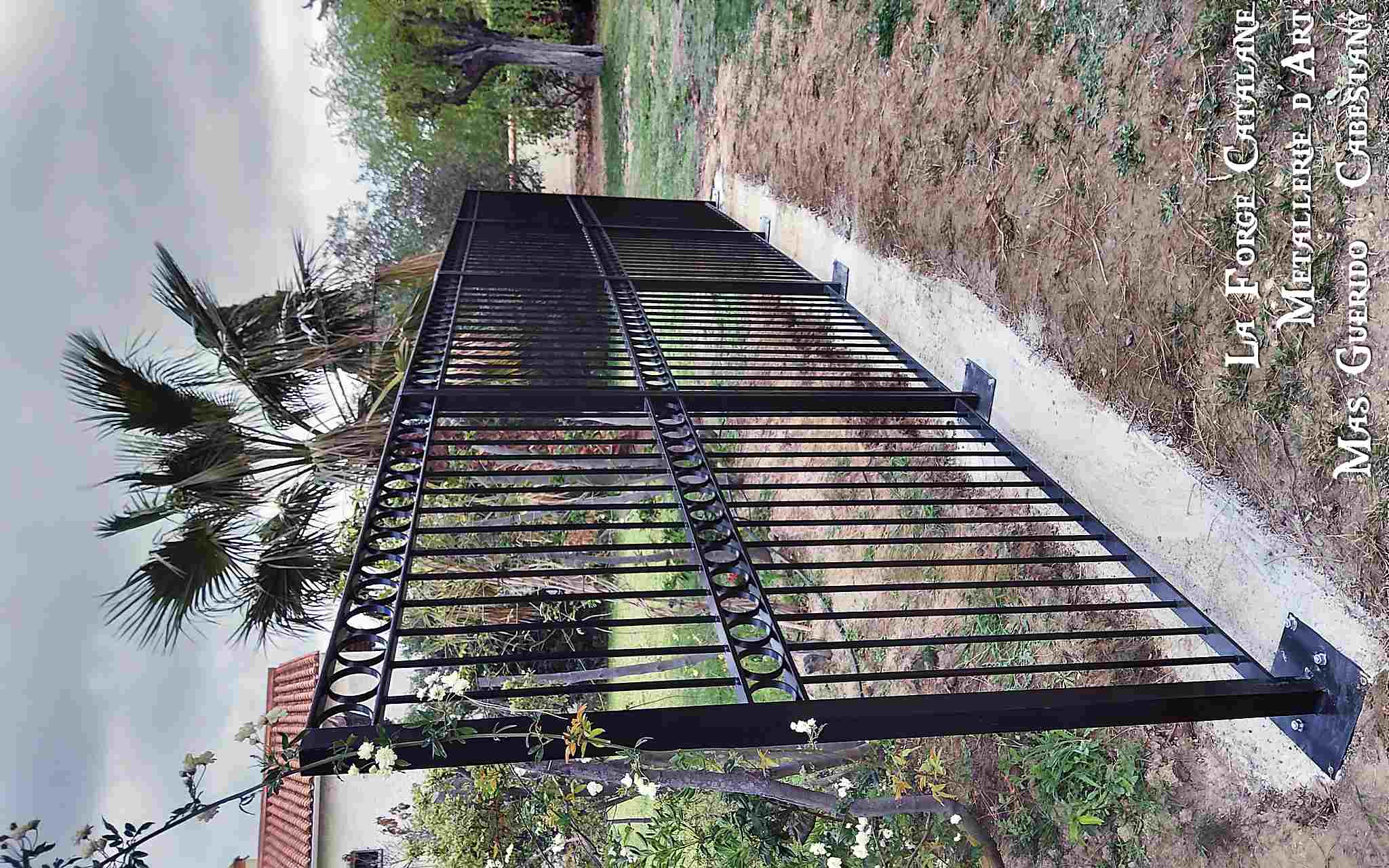 cloture barreaudages droit avec frise motif rond forge catalane - Copie.jpg